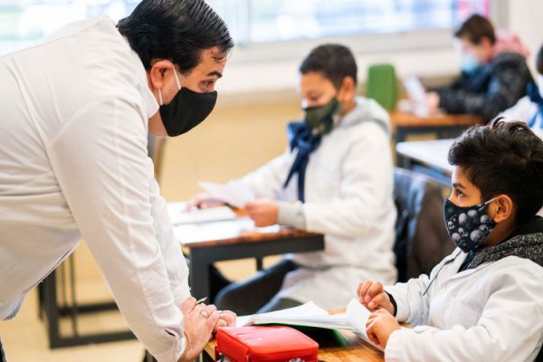 No se cerrarán todos los grupos de un docente que es contacto estrecho