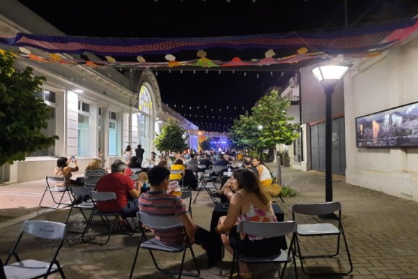 Música y gastronomía en Pasaje Carcabuey