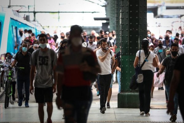 ¿La segunda ola de COVID-19 ya llegó?: Fuerte salto en los casos, vacunas diferidas y la cercanía del invierno