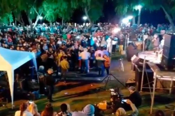 Entre Ríos: en Santa Elena, el intendente organizó un baile para tres mil personas