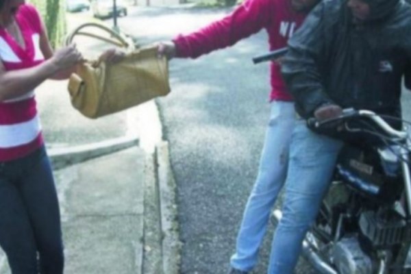 Motochorros golpearon a una ciclista y se quedaron con sus pertenencias