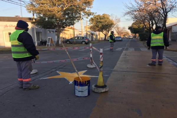 Estrellas amarillas en las calles con el fin de concientizar