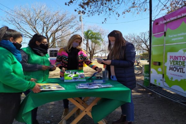 Juego interactivo en el Punto Verde Móvil para niños y niñas