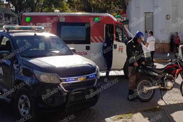 Motociclista grave tras colisionar con un auto