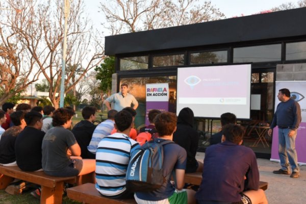 Jóvenes de la ciudad reciben capacitación de Ojos en Alerta