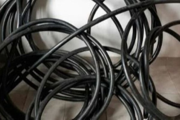 Con guantes y una pinza: Infraganti robando cables