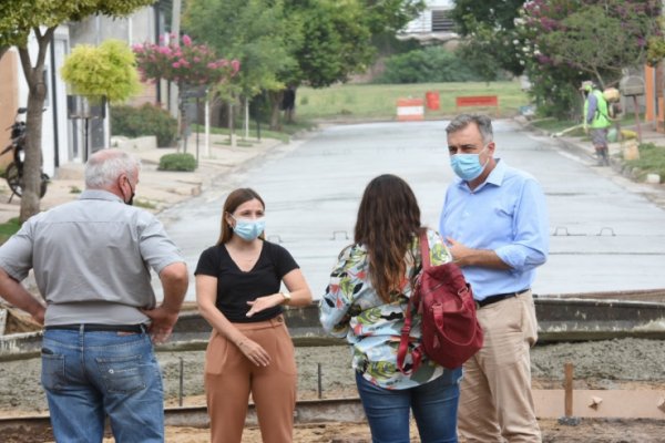 Pavimentan calles del barrio La Cañada