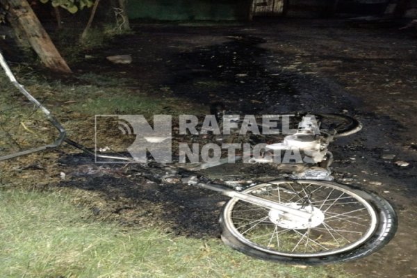 Madrugada de terror para una rafaelina: Robo e incendio de su motocicleta