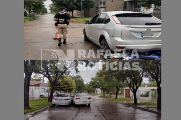 Un automóvil colisionó con otro estacionado y una moto terminó debajo de uno