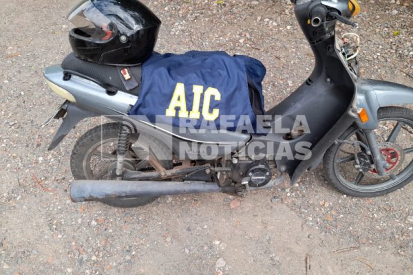 Capturan a un joven robando una motocicleta