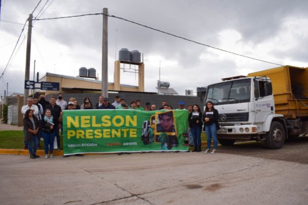 Trabajadores municipales homenajearon a Nelson Schmidt