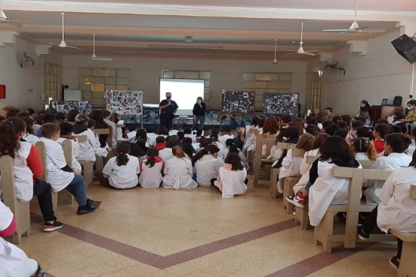 Charla sobre salud animal en escuelas