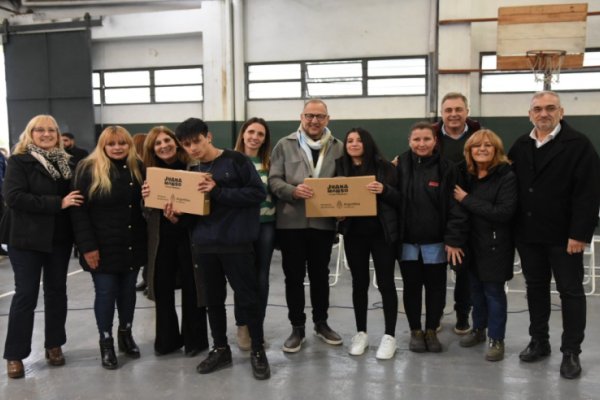 Se realizó la entrega de 349 netbooks en la escuela Mario Vecchioli