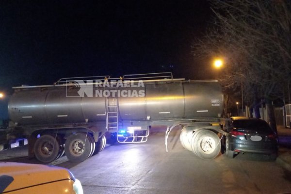 La madrugada del domingo terminó con un motociclista contra una columna y un acoplado dañando un auto