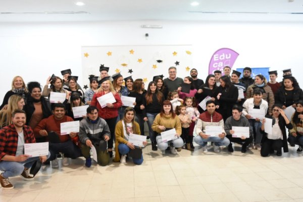 Reconocimiento a estudiantes que egresaron de los programas educativos municipales