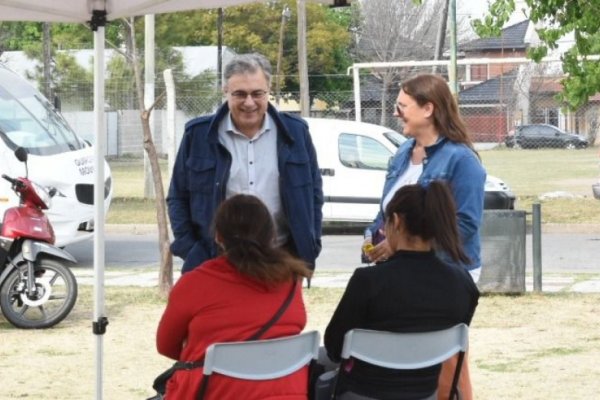 El Intendente visitó Rafaela en Acción en la Plaza del Soldado