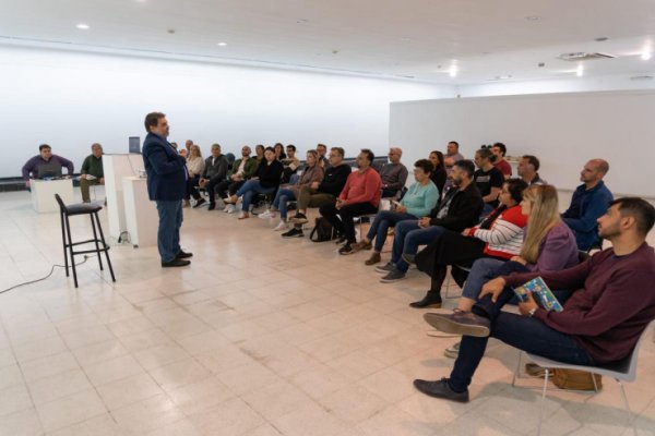 Castellano y su gabinete con un experto en desarrollo local