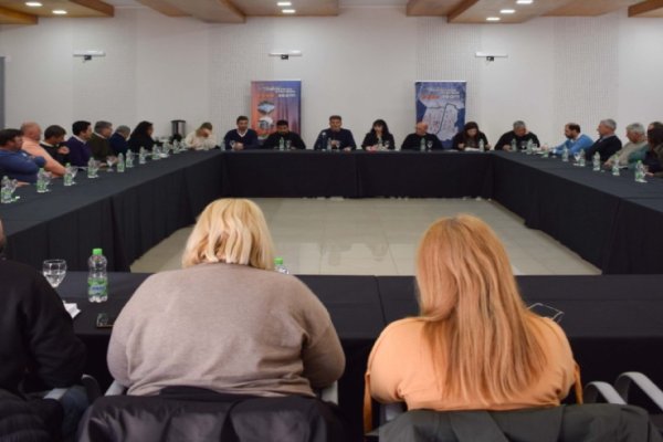 Municipales acordaron con Intendentes y Presidentes Comunales asegurar el aumento salarial