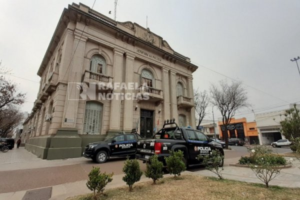 Policía detenido, acusado de robar autopartes de vehículos secuestrados