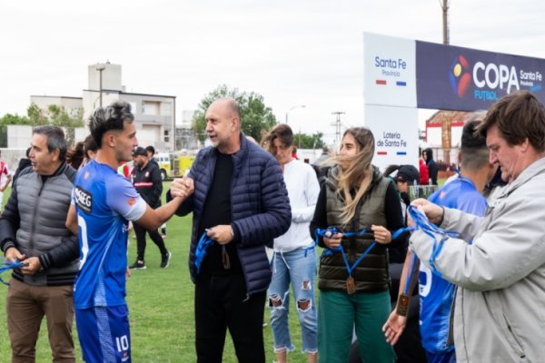 Copa Santa Fe: El gobernador encabezó la premiación la campeón