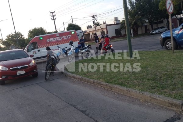 Sin casco ni documentación, una joven motociclista protagonizó un accidente en Bo. Martín Fierro