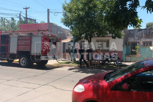 El desesperante momento de una persona tras el incendio de su vivienda