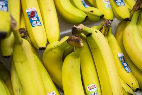 En el mercado de frutas hablan de un "dólar banana" tras la intervención del Gobierno para regular el precio