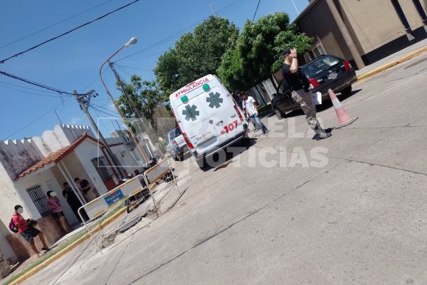 Dos jóvenes resultaron lesionadas tras accidentarse contra un automóvil