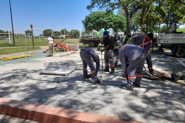 Se realizan trabajos de mejoras en plazas de la ciudad