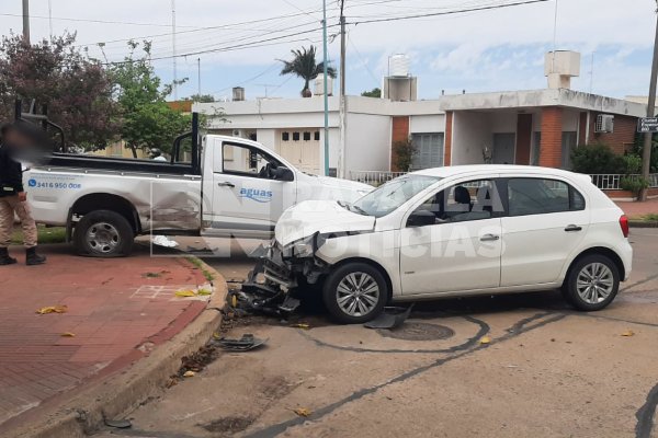 Una camioneta de Aguas Santafesinas y un conductor sin papeles fueron protagonistas de dos choques