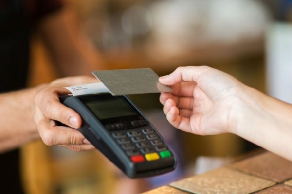 Una mujer descubrió que un familiar le robó la tarjeta de crédito para realizar compras