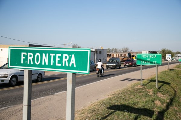 Pincharon su motocicleta, un hombre las ayudó y le robaron el celular