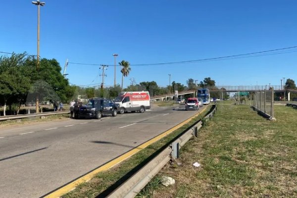 Una mujer motociclista fue embestida por una camioneta y falleció