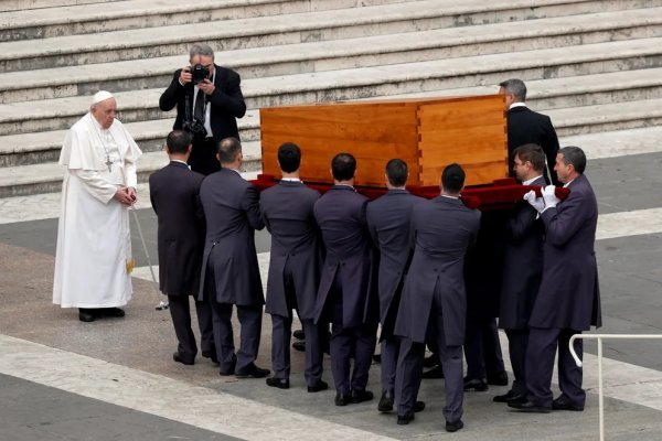 EN VIVO: tras una ceremonia multitudinaria, el féretro de Benedicto XVI fue trasladado a la basílica de San Pedro