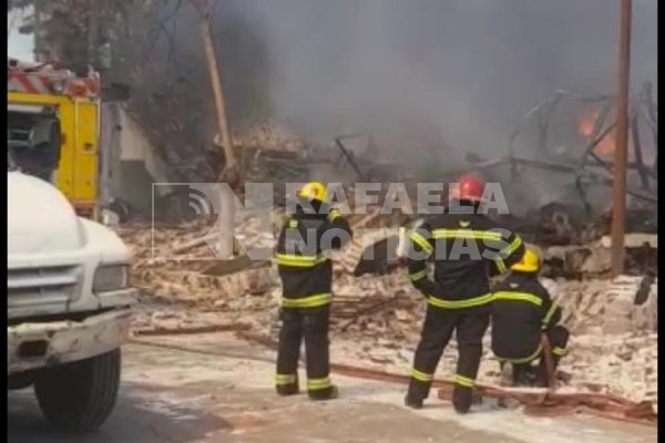 Arde un depósito de insumos de limpieza