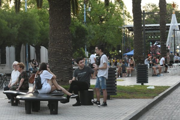 Vecinos eligen los canteros del centro para pasar las tardes de verano