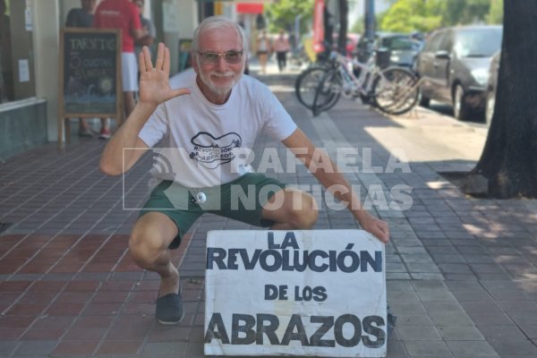 El "outsider" de la política que llegó al Concejo de Santa Fe regalando abrazos