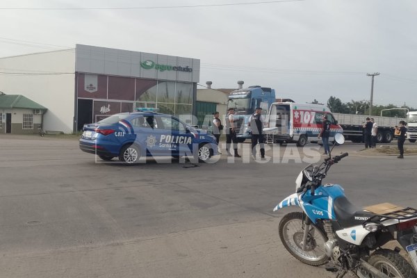 Motociclistas fueron embestidos al cruzar el semáforo en rojo