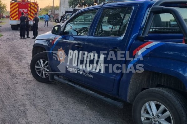 Roban un auto, le sacan las ruedas y lo prenden fuego