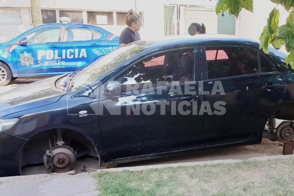 Le robaron las ruedas del auto y, tras descubrir quién fue, pudo recuperarlas