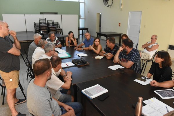Integrantes del Ejecutivo local con las comisiones vecinales de barrios Villa Los Álamos y Aero Club