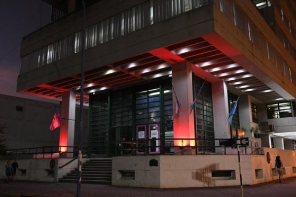 Cardiopatías congénitas: El palacio municipal se iluminó de color rojo