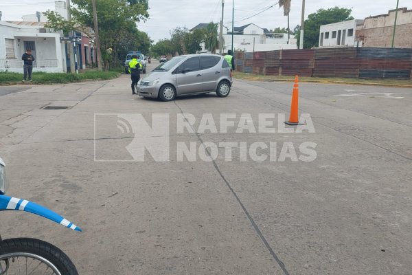 Motociclista chocó un auto y debió ser asistido por el 107