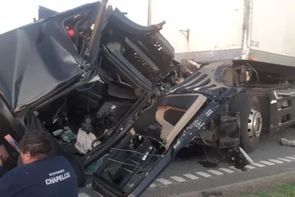 Dos camiones chocaron en la autopista Rosario-Santa Fe: un conductor herido
