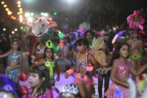 Carnavales rafaelinos: Brillo y color en una noche a pura fiesta