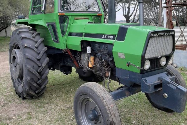 Insólito: A plena luz del día, robaron un tractor y escaparon conduciéndolo