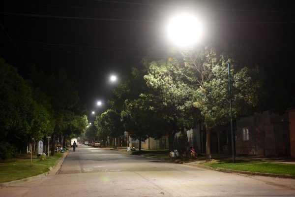 Nuevas luminarias led en un barrio de la ciudad