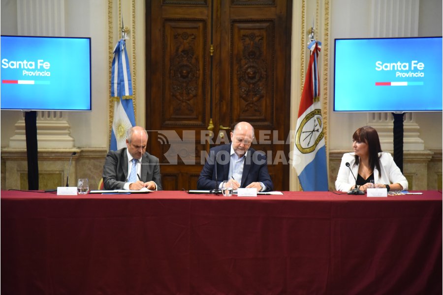 Las autoridades durante la firma del convenio.