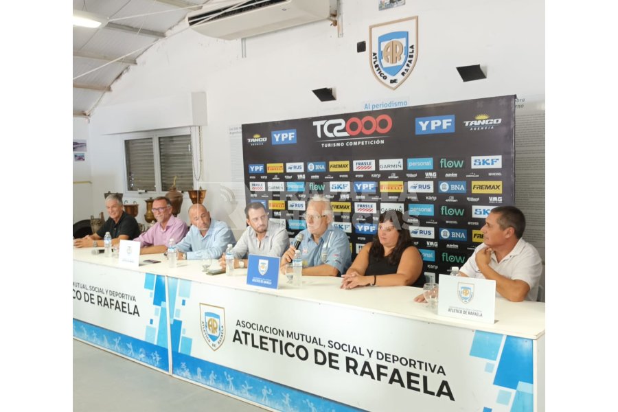 Autoridades presentes en la conferencia.