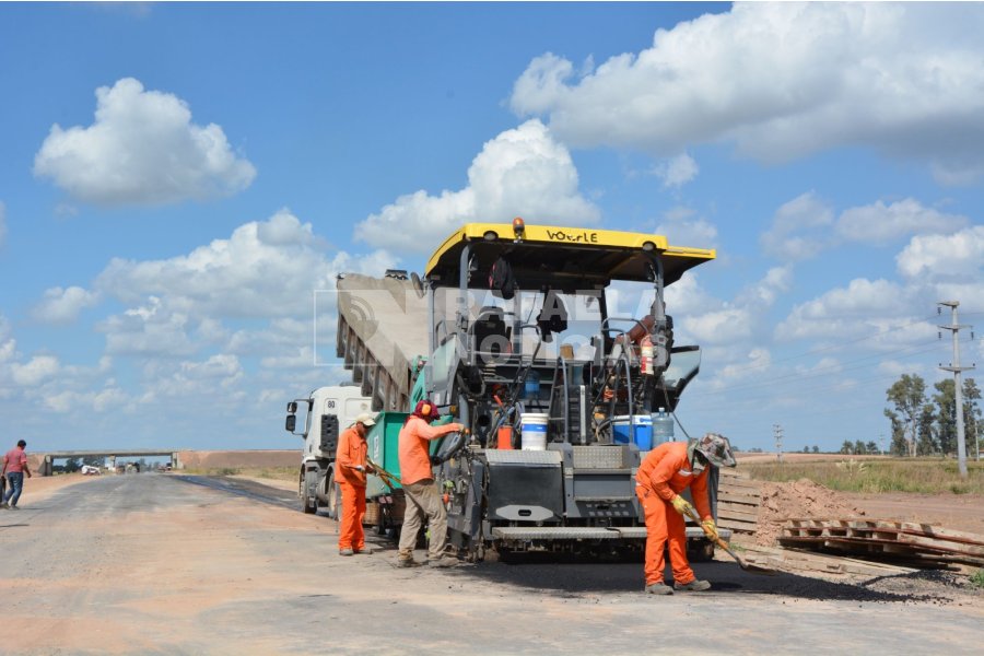 Repavimentan la calzada de la traza histórica.